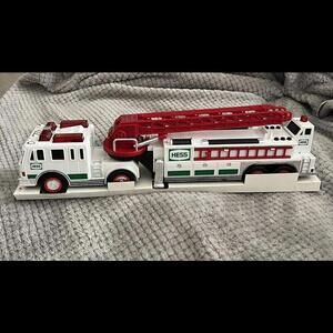 Hess 2000 Fire Truck in Box NEW with Head And Tail Lights, Ladder, Siren Horn